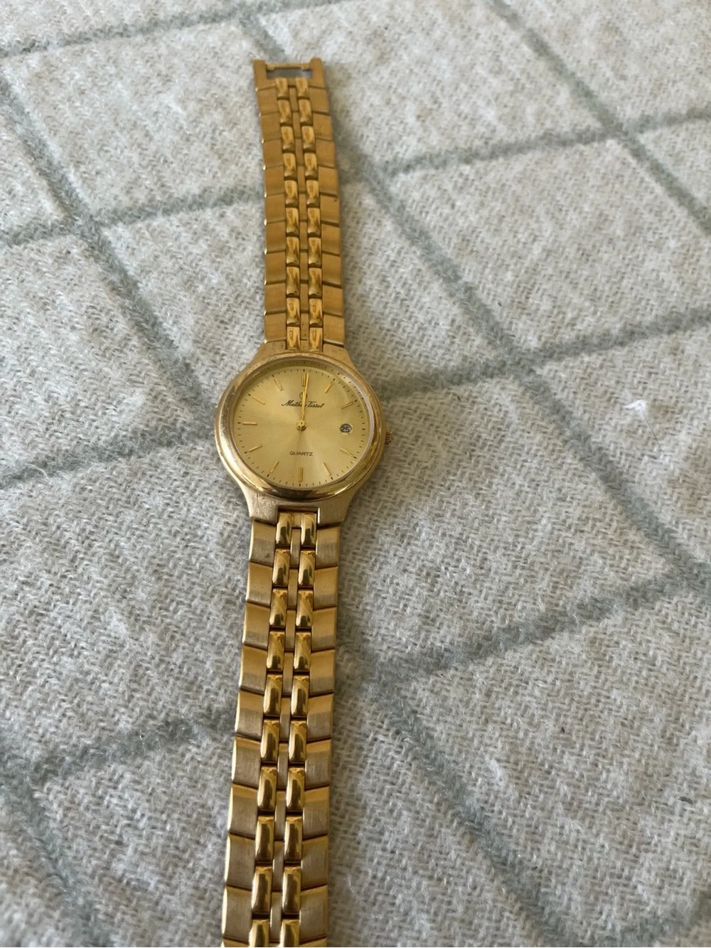 N/A elegant gold